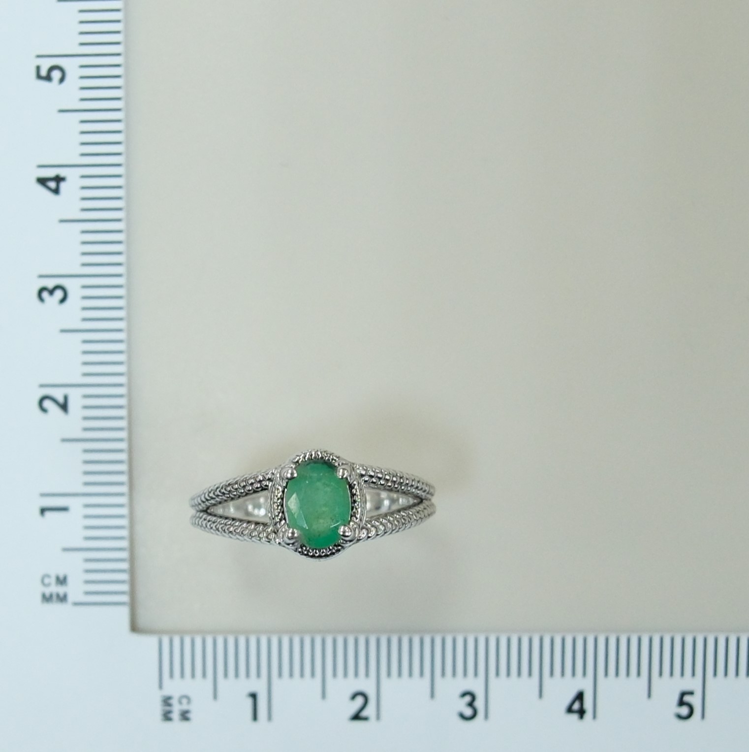 Серебряное кольцо с изумрудом